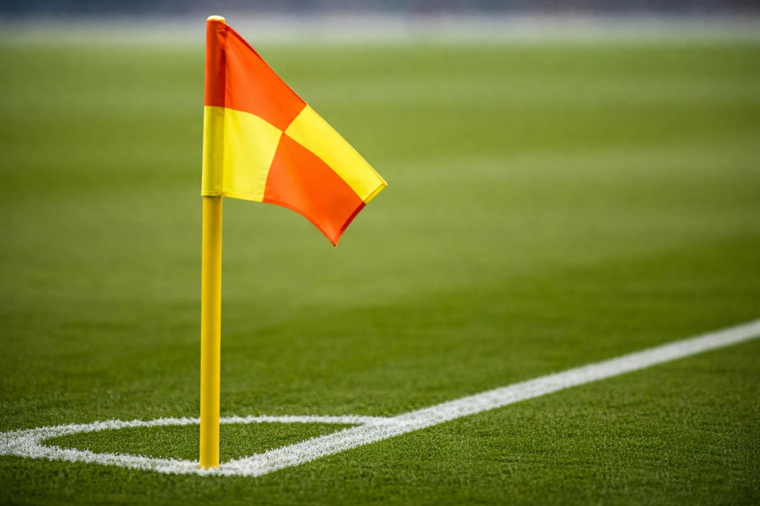 Primer plano de una bandera de córner en un campo de fútbol